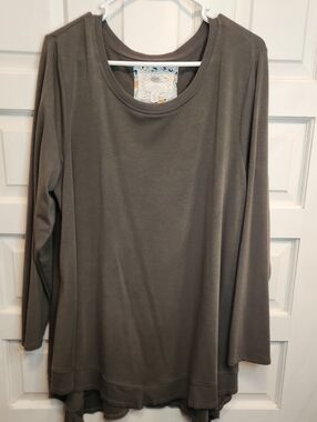 Cupio Women's Long Sleeve Scoop Neck Top in Olive Green